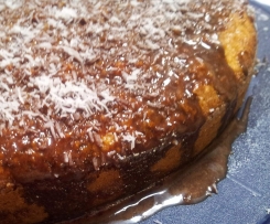 Torta caraibica al cocco con salsa al cioccolato