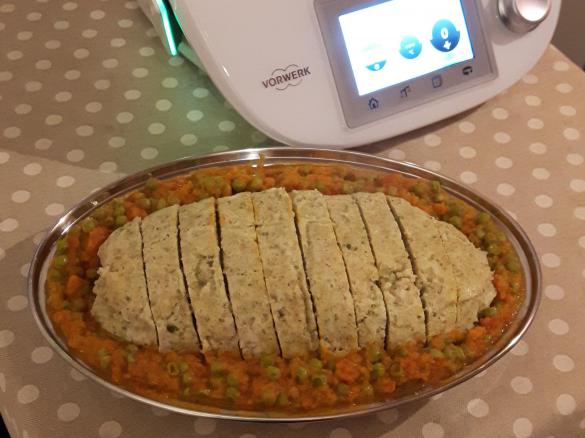 Polpettone di pollo e zucchine light con sugo di verdure e piselli