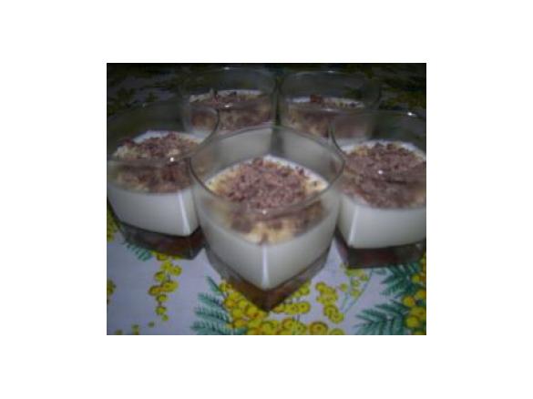 Panna cotta al caramello con mandorle e cioccolata.
