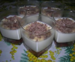 Panna cotta al caramello con mandorle e cioccolata.
