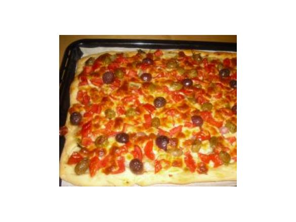 Pizza con scarola,olive piccanti, pomodorini e pecorino