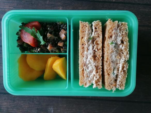 Idea Lunchbox (contest lunchbox) insalata di lenticchie beluga, sandwich con crema spalmabile al tonno, frutta fresca