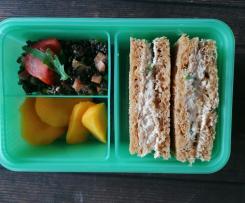 Idea Lunchbox (contest lunchbox) insalata di lenticchie beluga, sandwich con crema spalmabile al tonno, frutta fresca