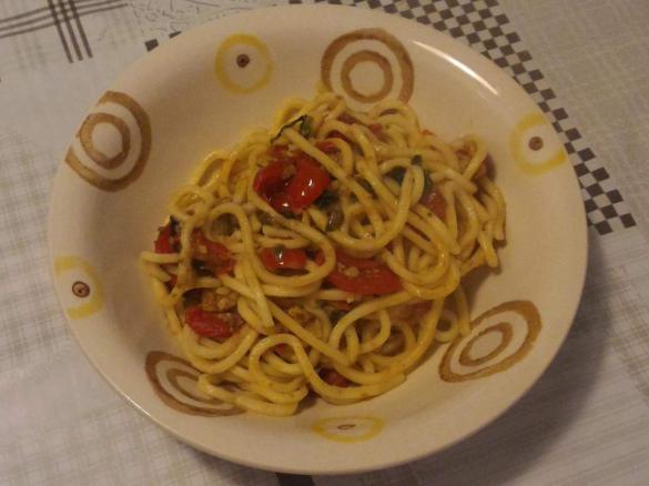 Troccoli con datterini, capperi e cipollotti