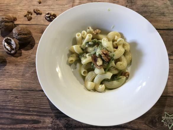 Pasta asparagi gorgonzola e noci