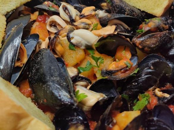 Zuppa di patate e cozze piccanti