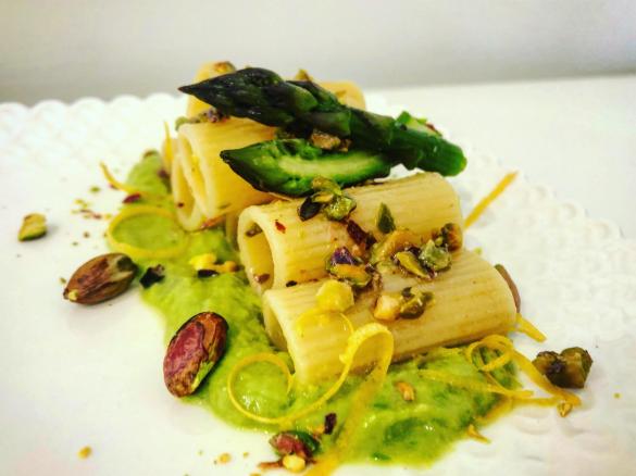 Rigatoni con salsa di asparagi e pistacchi al profumo di limone