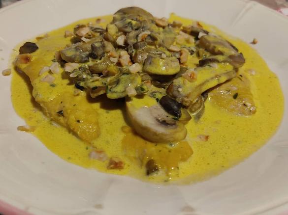 Filetti di pollo allo zafferano con funghi champignon e granella di nocciole