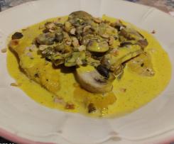 Filetti di pollo allo zafferano con funghi champignon e granella di nocciole