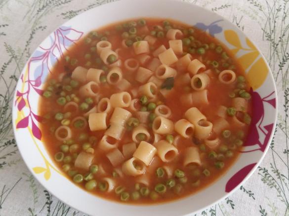 Pasta e piselli brodosa per due persone