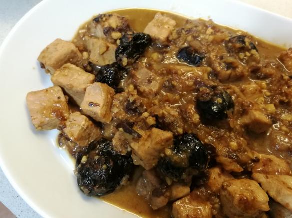 Bocconcini di arista alle prugne in salsa di mandorle