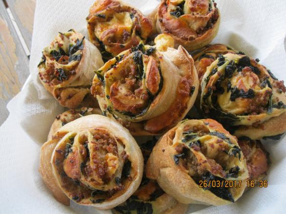 Girelle salate con cavolo nero ,salsiccia e scamorza affumicata(contest - pic nic)