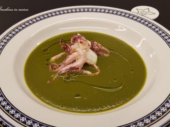 Crema di zucca gialla e spinaci con calamari a vapore