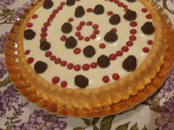 Crostata morbida con crema chantilly e frutti di bosco