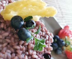 Risotto con mirtilli, fragolino, timo, cialda di grana e salsa al grana e zafferano