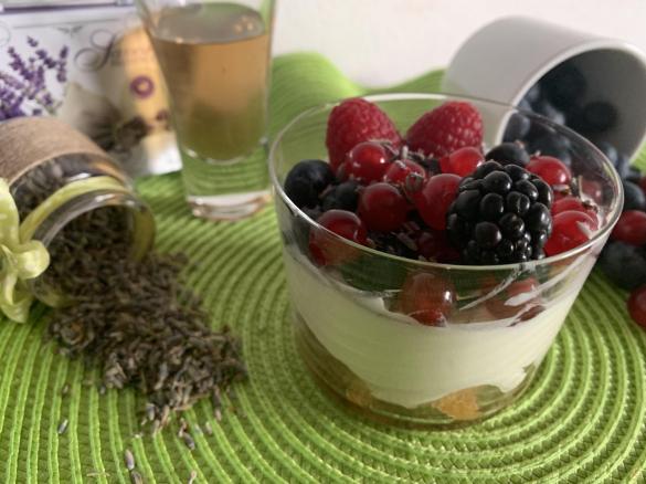 Tiramisu' con frutti di bosco al profumo di lavanda