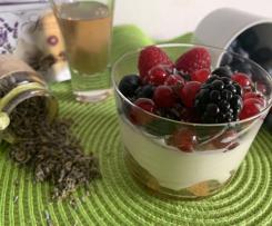 Tiramisu' con frutti di bosco al profumo di lavanda