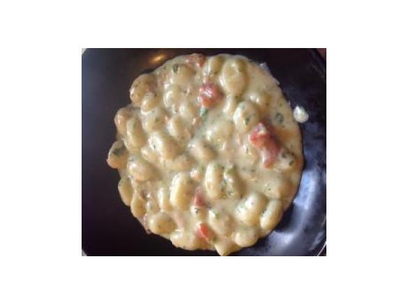 Gnocchi con salmone e panna aromatizzata