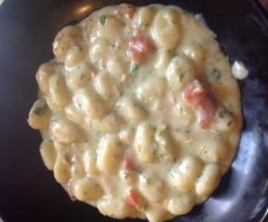 Gnocchi con salmone e panna aromatizzata