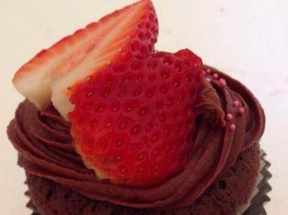Cupcake al cioccolato con ganache alle fragole (contest)