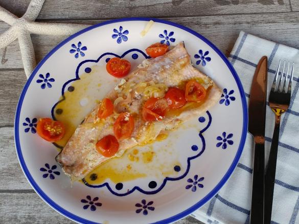 TROTA SALMONATA CON POMODORINI E CIPOLLA