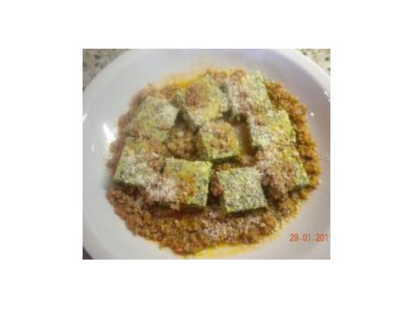 QUADROTTI SPINACI E RICOTTA SU LETTO DI RAGU'