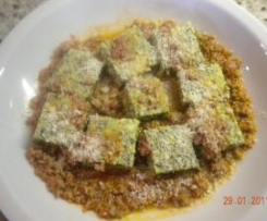 QUADROTTI SPINACI E RICOTTA SU LETTO DI RAGU'