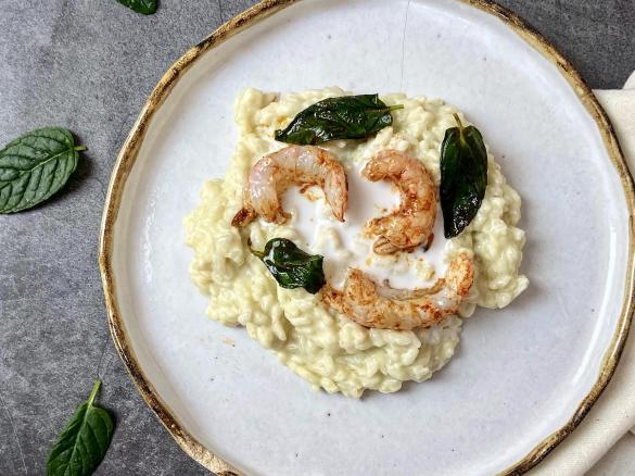 Risotto al latte di cocco con scampi scottati e menta fritta