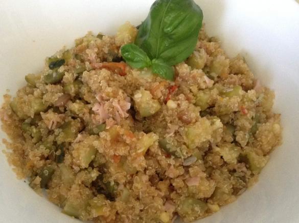 Insalata fredda di quinoa con zucchine, funghi, cotto e pomodorini pachino