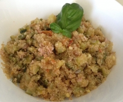 Insalata fredda di quinoa con zucchine, funghi, cotto e pomodorini pachino