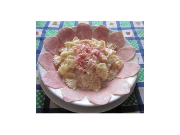 Farfalle con prosciutto e panna