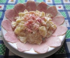 Farfalle con prosciutto e panna