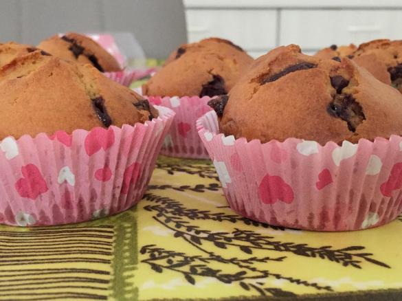 Muffin con dadini di cioccolato e cuore di nutella