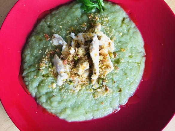 Tocchetti di pollo al curry  su purea di sedano con crumble ai pomodori secchi e pistacchi