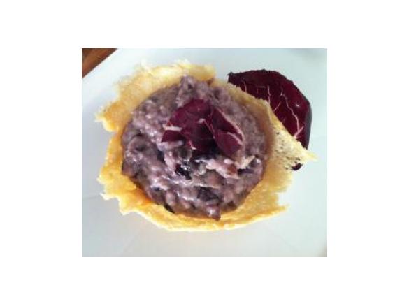 Risotto al  radicchio con salsiccia e gorgonzola su cialda di grana