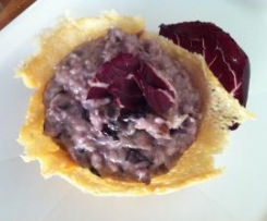 Risotto al  radicchio con salsiccia e gorgonzola su cialda di grana
