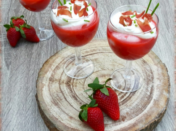 Salsa alle fragole con mousse di crescenza
