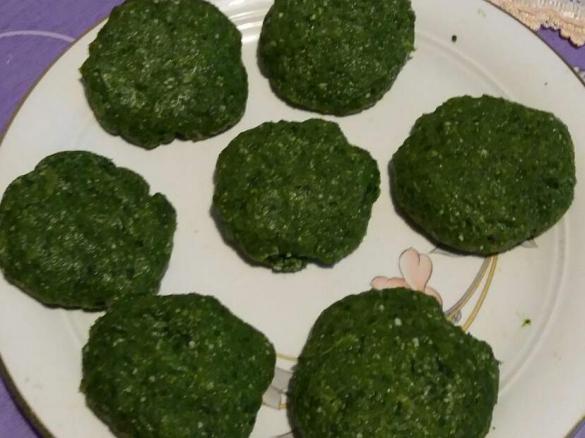 Hamburger di pollo con cubetti congelati di spinaci