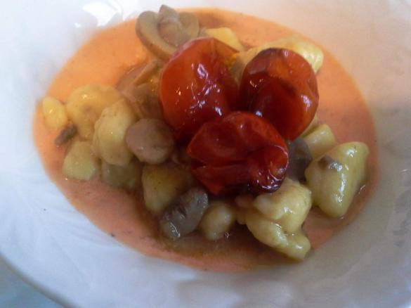 gnocchi  funghi e pomodori confit