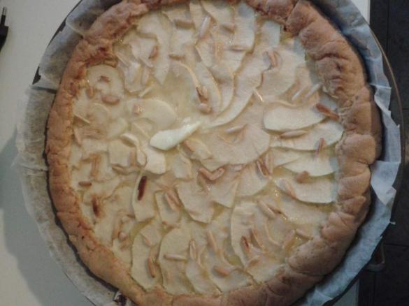 pasta frolla con crema di limone, mela e pinoli