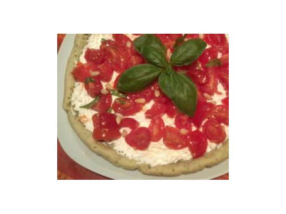 Crostata salata al profumo di pesto con pomodorini.