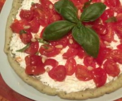 Crostata salata al profumo di pesto con pomodorini.