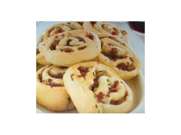 Girelle di pane-pizza alle cipolle e salsiccia