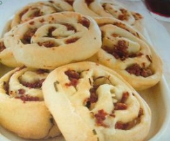 Girelle di pane-pizza alle cipolle e salsiccia