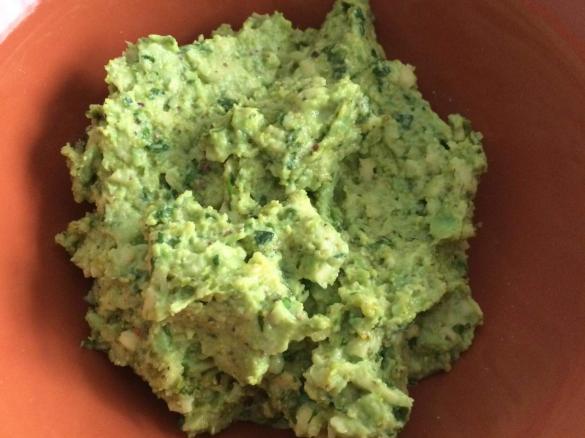 Pesto di avocado, basilico e pistacchi