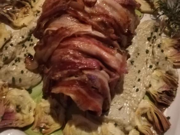 Cosciotto d'agnello farcita su vellutata di carciofi