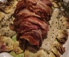 Cosciotto d'agnello farcita su vellutata di carciofi