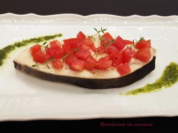 Pesce spada in salsa di erbe aromatiche e pomodorini