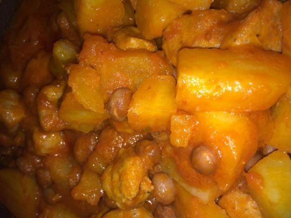 Salsicce di pollo con patate e fagioli al sugo