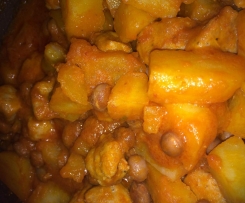 Salsicce di pollo con patate e fagioli al sugo